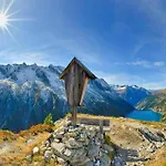 Semesterbostad Isanora - With Garden, Alpenluxus Collection *